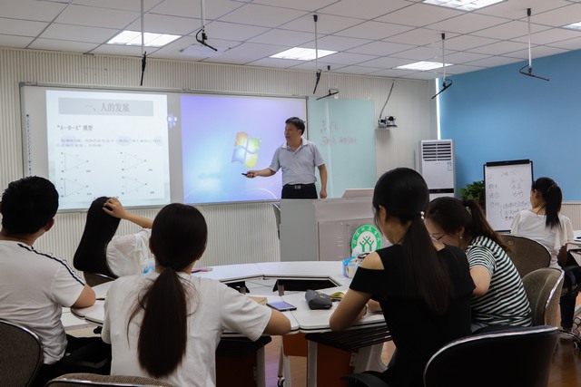 讲座照片.jpg 讲座照片.jpg